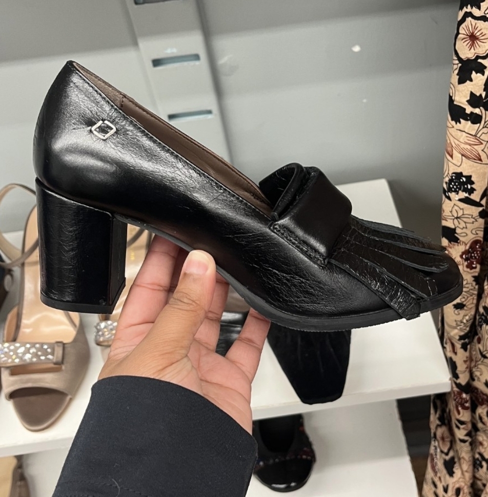 Chic Black Heeled Loafers with Fringe